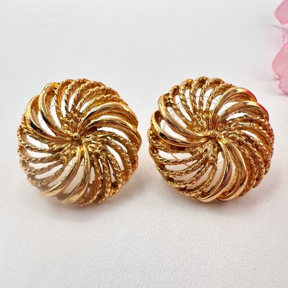 Vintage Monet? Pinwheel Swirl Stud Earrings Gold Tone Chic Runway Classy Elegant - Picture 1 of 14